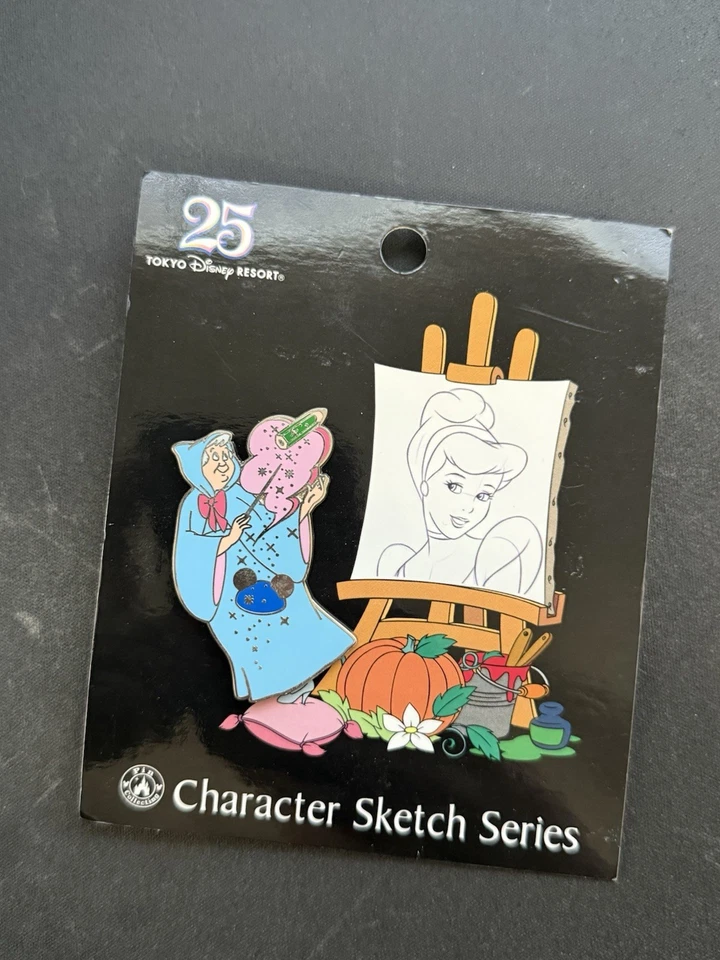 东京迪士尼度假区徽章 - 25 年角色素描 - 灰姑娘和蓝色仙女 — 第 1/2 张图片