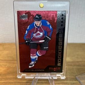 Gemas de rubí diamante negro novato 13/14 Nathan MacKinnon RC SP/150 - Imagen 1 de 10