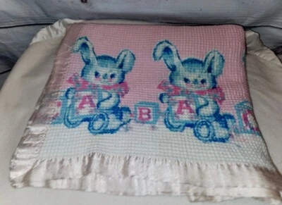 Manta de cuna de bebé Comfort Bunny Rabbit Block ABC rosa con adornos tejido gofre Foto 1 de 4