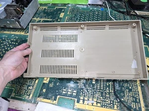 Commodore C64 Estuche Inferior Exacto SOLO #4-Intacto-Buenos Agujeros para Tornillos-OK-Piezas-LEER TODO - Imagen 1 de 15