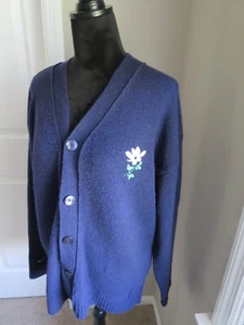 GOODFELLOW & CO. MARINEBLAU MIT BESTICKTEM GÄNSEBLÜMCHEN V-AUSSCHNITT CARDIGAN PULLOVER OBERTEIL - GR. M - Bild 1 von 7