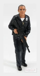 1:18 American Diorama Poliziotto Con Fucile Police Ii With Rifle Gun AMDI24012 M - Foto 1 di 2