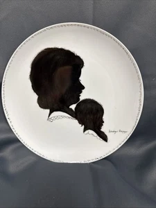 Bellissimo - Silhouette di mamma e bambino - piatto dipinto - firmato Gladys Boggs - Foto 1 di 10