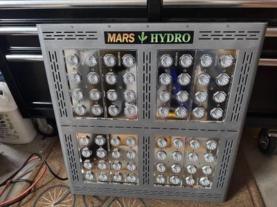 Luz LED de crecimiento Mars-Hydro en perfecto estado Foto 1 de 4
