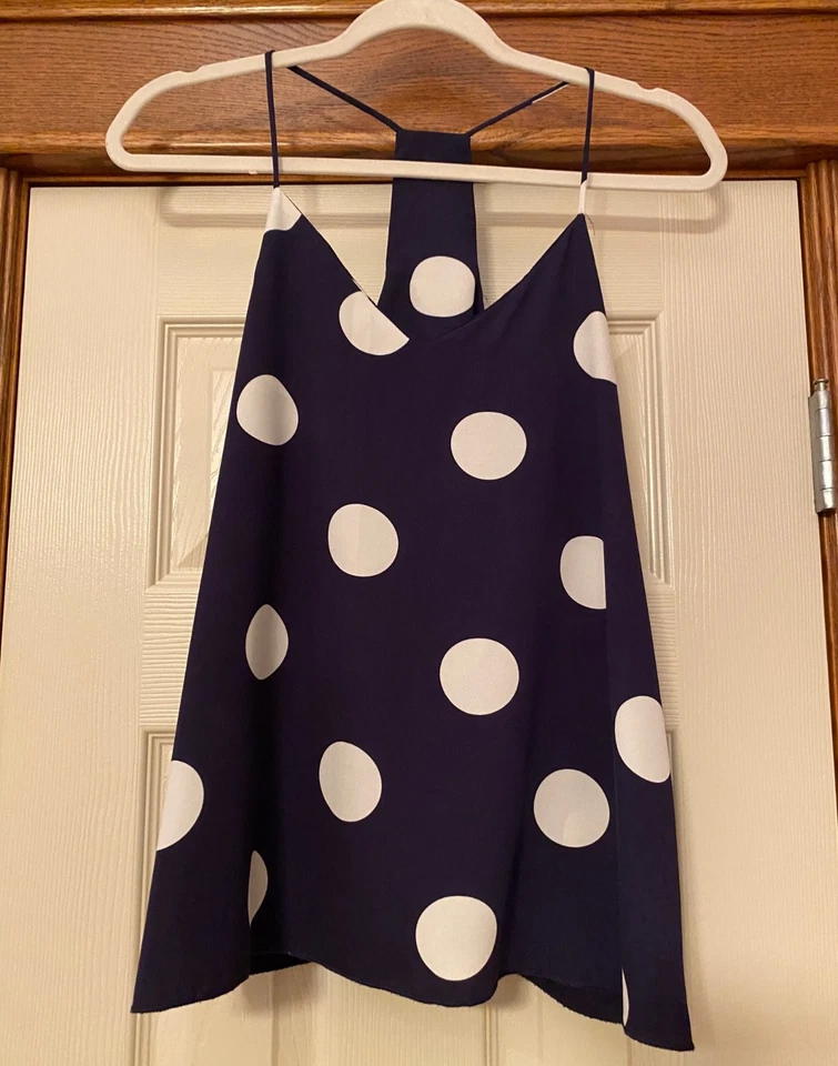 Женский темно-синий и белый расклешенный топ Chico's в горошек размер S с ремешком для спагетти - Изображение 1 из 4