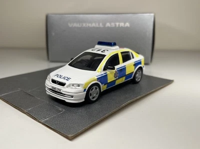 Coche de policía Schuco 1:43 Vauxhall Astra Mk4 código 3 modelo raro Reino Unido (Opel) Foto 1 de 4