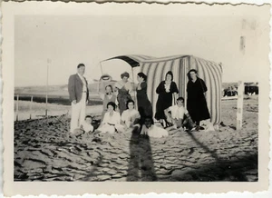 PHOTO ANCIENNE - VINTAGE SNAPSHOT - GROUPE PLAGE TENTE OMBRE PHOTOGRAPHE - BEACH - Picture 1 of 1