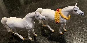 2 Cavalli Safari Ltd ARABO Cavallo Animale Figura Ritirato 2008 Raro - Foto 1 di 12