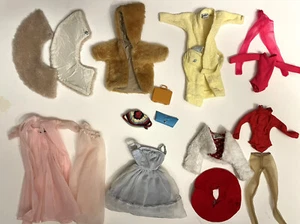 60er Jahre Konvolut Barbie Puppenkleidung Skater 942 rosa Dessous 965 Date Night 933 Gewand  - Bild 1 von 11