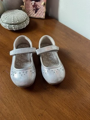 See Kai Run En muy buen estado para niñas pequeñas Ginger III Mary Jane niños plateado, talla 9,5 (108) Foto 1 de 4