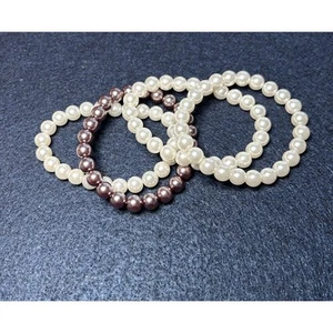 Set aus 4 stapelbaren Stretch-Armbändern mit Kunstperlen 3 cremefarben, 1 grau neu ohne Etikett - Bild 1 von 3