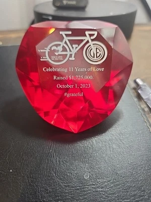 Pisapapeles God's Love We Deliver Hunger Grateful forma de corazón cristal rubí rojo  Foto 1 de 4
