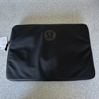 ¡NUEVO! Lululemon Nueva Funda Repelente al Agua para Laptop - 16" Laptop en Negro Foto 1 de 4