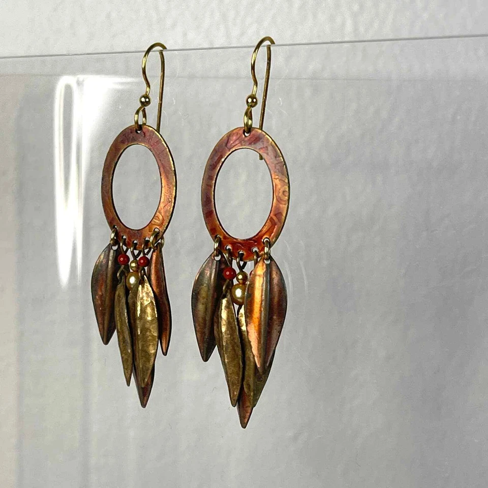 Pendientes atrapasueños de metal envejecido cuentas plumas cinéticas geométricas Foto 1 de 4