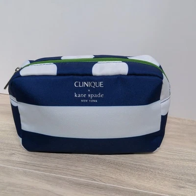 Bolso de cosméticos Clinique x Kate Spade azul marino a lunares Foto 1 de 3