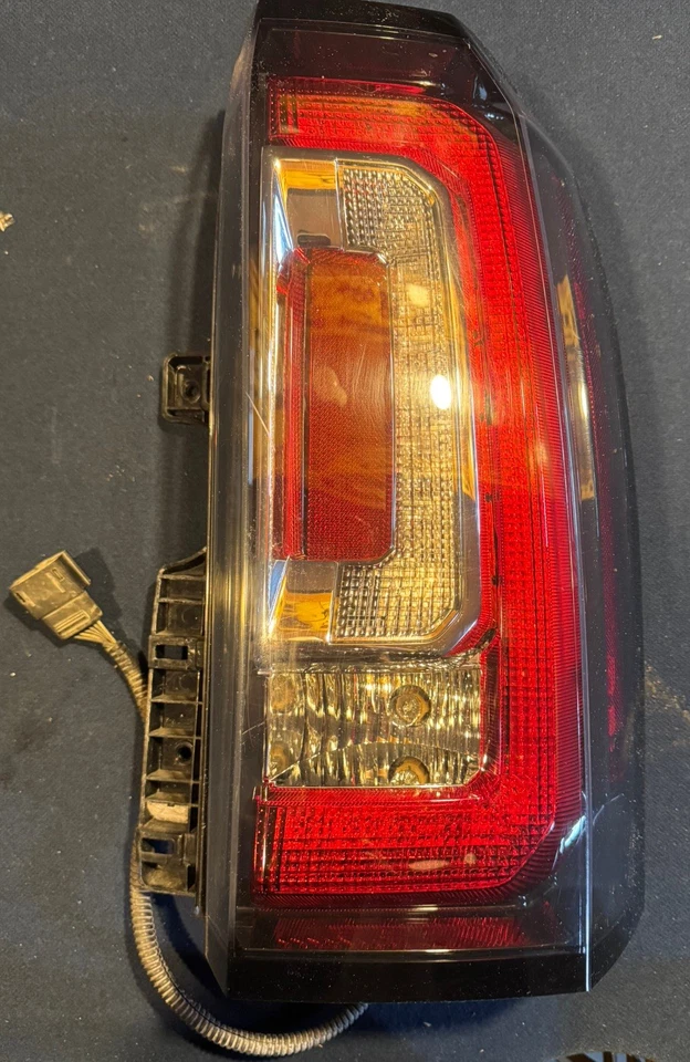GMC Yukon Denali 2015-2018 2019 2020 pasajero derecha derecha LED luz trasera OEM 1887 Foto 1 de 3