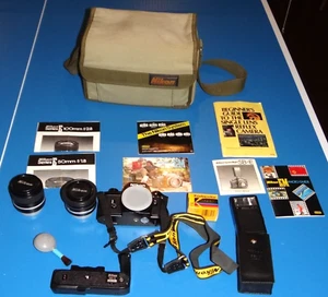 Nikon EM 35 mm fotocamera reflex pellicola con obiettivi Nikon 50 mm e 100 mm kit flash borsa - Foto 1 di 17
