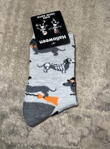 Nuevo Gris Halloween Brujas Escoba Palo Dachshund Perros Niños Niños Crew Calcetines - Imagen 1 de 3