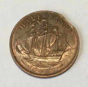 Great Britain UK Half Penny. 1/2 P. 1965 Curved Clip Mint ERROR KM 896 - Picture 1 of 3