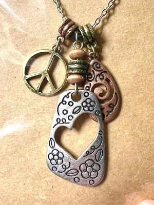 Lia Sophia Day Dreamer ☮️ Collar con dije de cadena de oro de latón plateado corazón de paz Foto 1 de 4