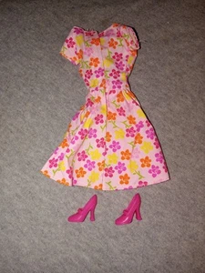 Vintage Barbie Blumenkleid rosa schulterfrei Flügelärmel Fit Flare mit rosa Absätzen - Bild 1 von 1