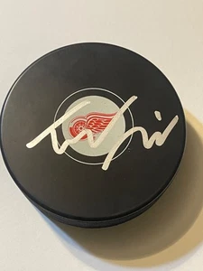 Detroit Red Wings TREY AUGUSTINE signierter Hockey Puck - Bild 1 von 1