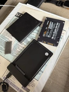 Samsung 870 QVO 2TB 2.5" SATA III Internal SSD (MZ-77Q2T0B/AM) w/ External Case - Afbeelding 1 van 3