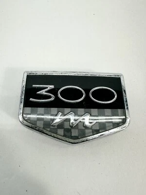 Insignia emblema 300M 1999-2003 OEM Chrysler 300-M 04805287A usada Foto 1 de 4