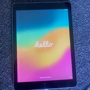 ipad 6th gen Wi-Fi For Sale 220$ Available In Very Good Condition Like Brand New - Picture 1 of 3