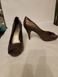 Fergalicious By Fergie Heels Grudge Studded Back Peep Toe Pumps "Topaz" Bronze - Picture 1 of 7
