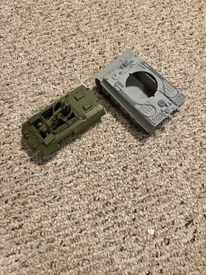 Juguetes de tanque de plástico antiguos del ejército de 2 piezas - verde y gris Foto 1 de 4