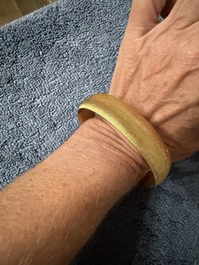 Brazalete Vintage Monet Texturizado Tono Dorado Talla Grande - Imagen 1 de 12
