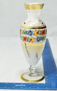 "Antiguo jarrón blanco bohemio levantamiento pintado a mano flor dorado vidrio 9,5"" de alto" - Imagen 1 de 8