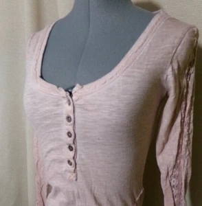 FREE PEOPLE T-Shirt Shell Spitze Henley Top XS rosa Schaufel Ausschnitt Bluse Boho LS - Bild 1 von 6