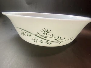 Vintage Pyrex Green Honeysuckle 1.5 Quart Casserole Dish 043 No Lid - Picture 1 of 4