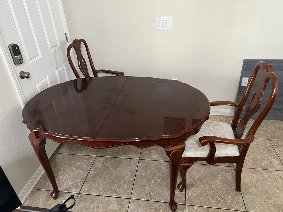 Mesa de comedor con sillas Foto 1 de 1