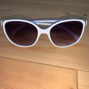Weiße Sonnenbrille mit leicht lila Gläsern, Plastikgestell, schlicht, New Yorker - Bild 1 von 6