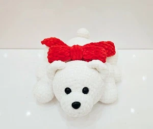 Peluche ours en peluche blanc au crochet fait main posé sur oreiller rouge doux - Photo 1/6