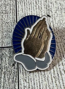 Prendedor vintage manos rezando por corona religioso cristiano tono plata - Imagen 1 de 5