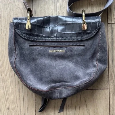 Сумка через плечо Elizabeth and James Zoe кожа с тиснением под крокодила замшевое седло серая - Изображение 1 из 4