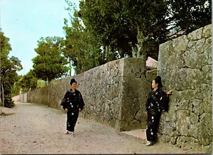 Japanische Mädchen an Steinmauer Okinawa Japan Postkarte - Bild 1 von 2