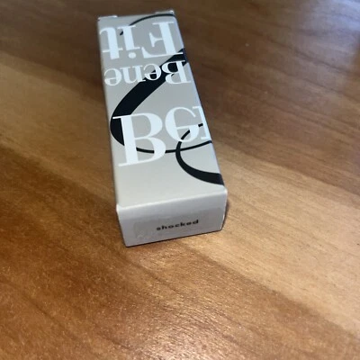 Lápiz labial Benefit Shocked  Foto 1 de 3