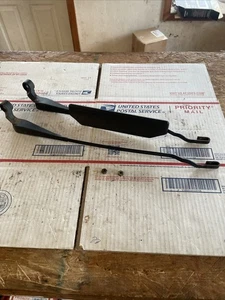 82-88 Volkswagen VW Quantum Right/Left Wiper Arms - Picture 1 of 9