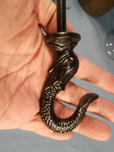 Viktorianischer Stil geprägter figürlicher DOLPHIN Gusseisen Haken 7 & 1/4 Zoll hoch - Bild 1 von 4