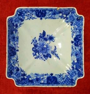 VIERKANTSCHALE. BLAU-WEISS GLASIERTES PORZELLAN. KANGXI STYLE. CHINA (?). XVIII-XIX - Bild 1 von 1
