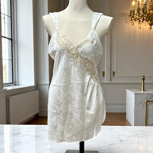 Neu mit Etikett Victoria's Secret Schlupfkleid Größe P elfenbeinfarben Y2K Gold Label Perlenapplikation - Bild 1 von 14