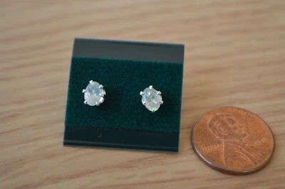 Pendientes solitario de alejandrita con cambio de color de 0,68 quilates ~ plata de ley 5,5 x 3,5 mm Foto 1 de 4