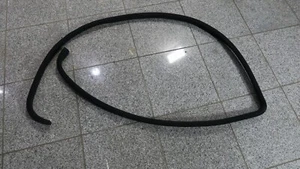Guarnizione porta/bordo anteriore sinistro nero originale Mercedes Classe S W140 - Foto 1 di 5