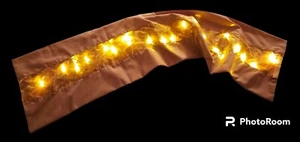 Organza-Tischläufer mit floralem Blättermotiv und 20teiliger LED-Lichterkette - Bild 1 von 13