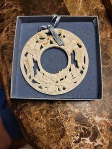 Wedgwood 2nd Annual White Jasper Noel Christmas Wreath Ornament 1992 In Box - Picture 1 of 6